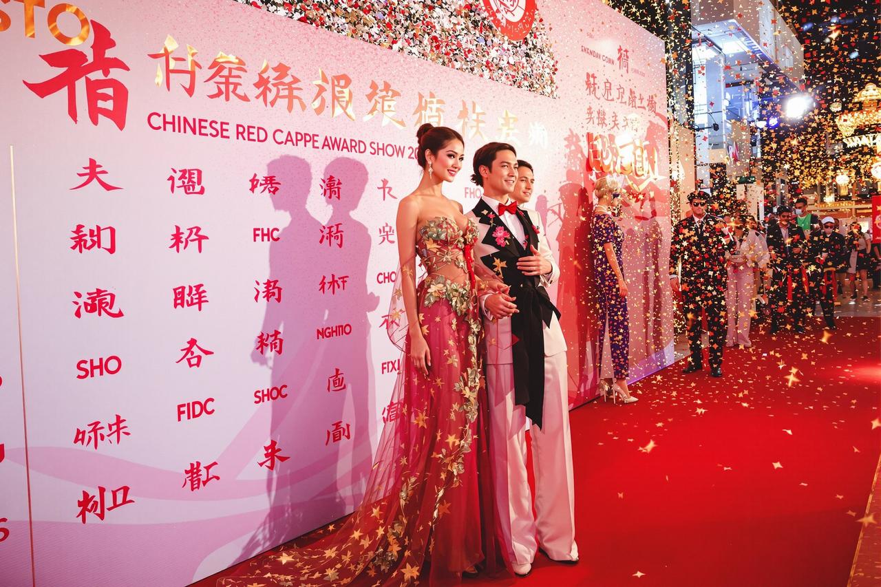 某女星走红毯时礼服意外滑落，现场照片被恶意传播